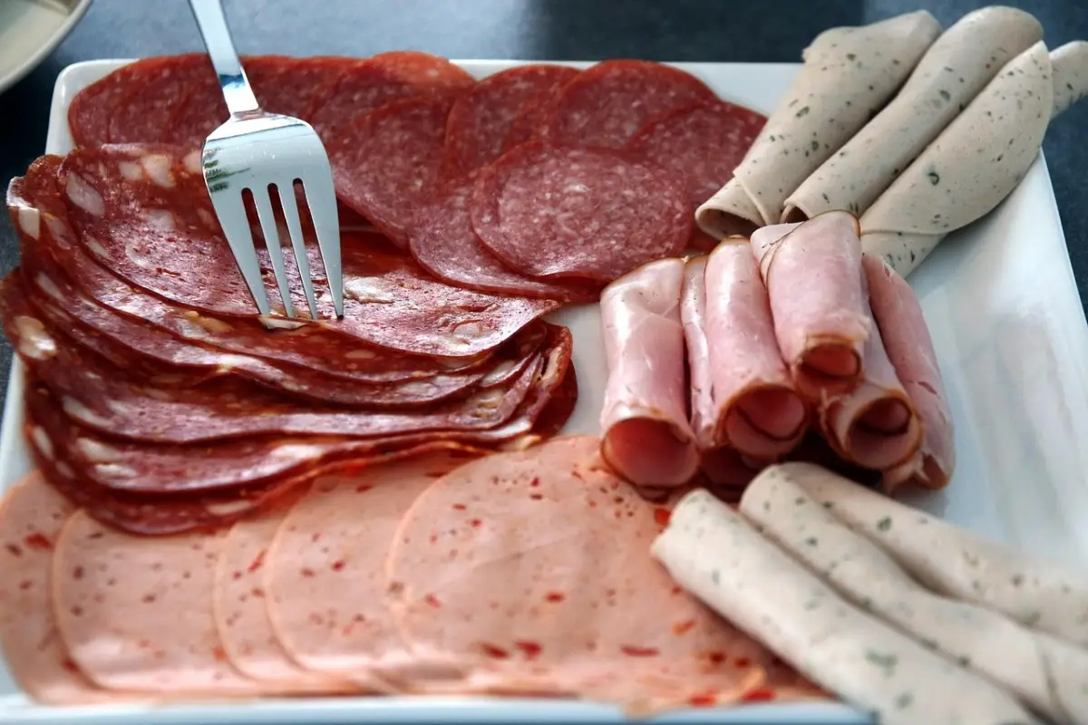 Mangiare carne lavorata: i pericoli nascosti